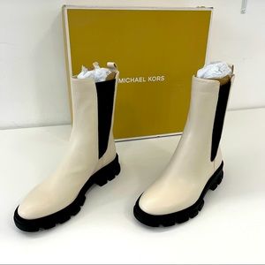 Michael Kors
elasticated side-panel boots Size 5.5
